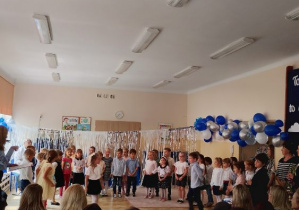 Dzieci ustawiają się do recytowania wiersza