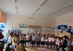 Dzieci śpiewają piosenkę
