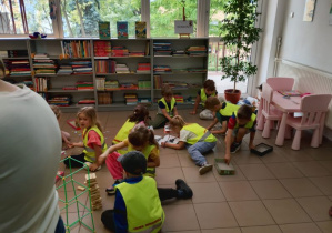 Grupa układa konstrukcje ze słomek