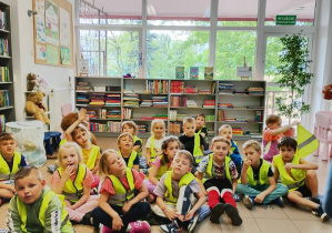 Dzieci słuchają bajki