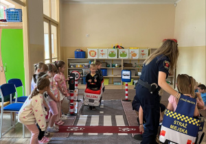 Dzieci jeżdżą pojazdami różnych służb