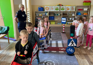 Grupa ćwiczy bezpieczne poruszanie się po ulicy