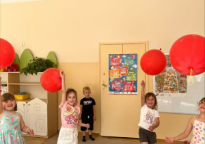 Dziewczynki tańczą z balonami