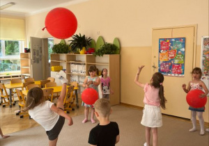 Grupa bawi się balonami