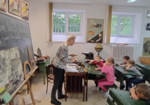 Dzieci oglądają starą tablicę