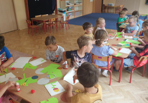 Dzieci wycinają laurki dla ojców