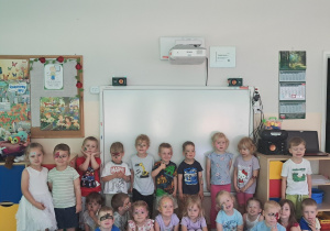 grupa dzieci pozuje do zdjęcia