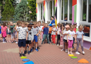 Grupy czekają na slalom między przeszkodami
