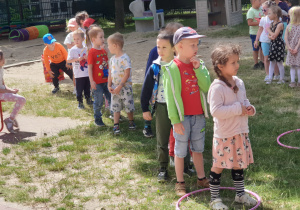 Dzieci czekają na swoją kolej w slalomie z hula hop