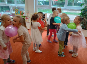 Taniec dzieci z balonami