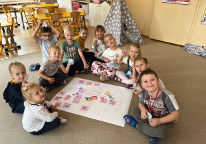 Grupa prezentuje wykonany na zajęciach plakat