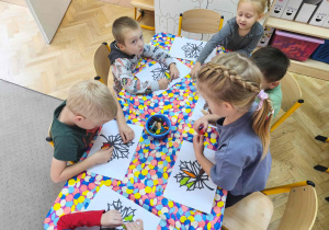 Dzieci wykonują pracę plastyczną