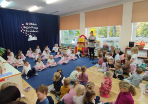 Pani Dyrektor przemawia do dzieci i nauczycieli