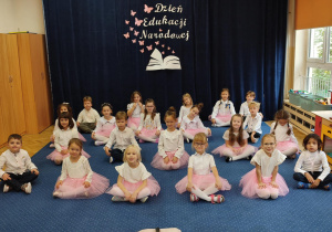 Dzieci w odświętnych strojach