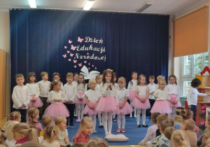 dzieci stoją podczas występu