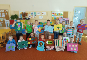 Grupa dzieci pozuje do zdjęcia