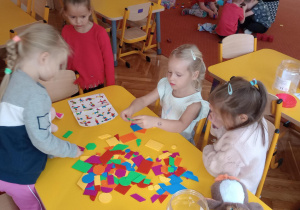 Dzieci siedzą przy stoliczku