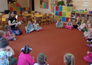 Dzieci siedzą na dywanie