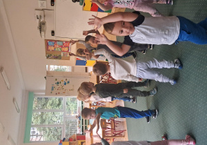 Dzieci biorą udział w zajęciach