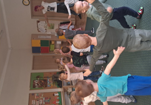 Dzieci ćwiczą z p. Kasią