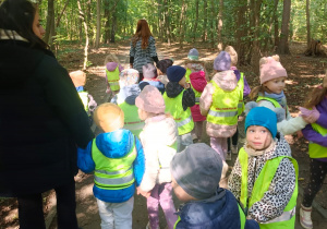 Dzieci w drodze do parku