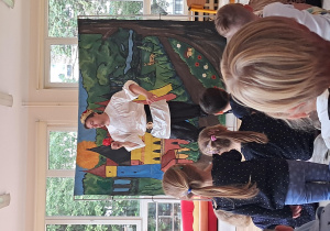 Dzieci biorą udział w przedstawieniu teatralnym