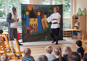 Dzieci siedzą na dywanie