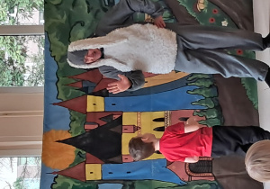 Chłopiec przybija piątkę z aktorem