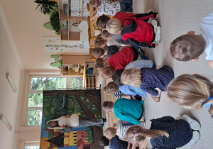 Dzieci na przedstawieniu teatralnym