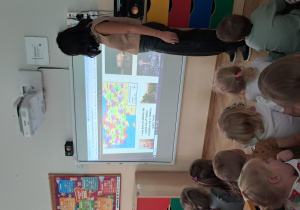 Dzieci oglądają prezentację przygotowaną przez Semę