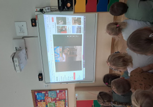 Dzieci siedzą na dywanie