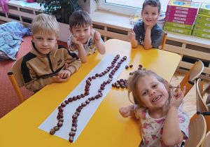 Dzieci siedzą przy stoliku