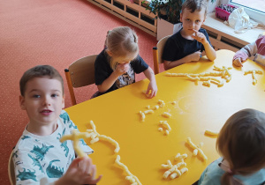 Dzieci siedzą przy stolikach