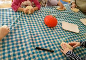 Kolejna grupa dzieci lepi dynie