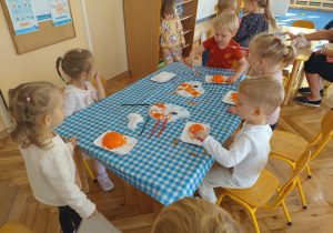 Kolejna grupa maluje dynie