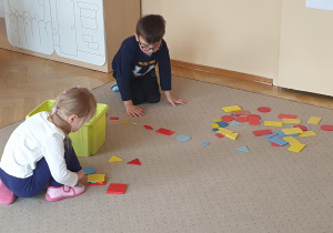 Dzieci układają figury geometryczne