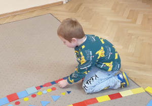 Chłopiec układa rytmy z figur