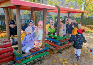 Dzieci bawią się w pociągu