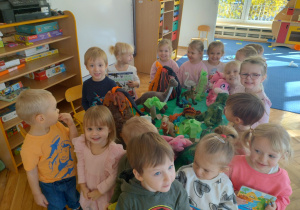 Grupa dzieci przy stoliku