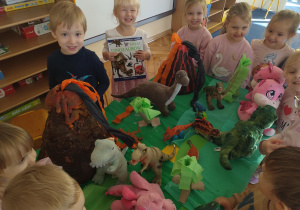 Grupa dzieci z dinozaurami