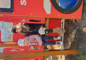 Dzieci w wozie strażackim