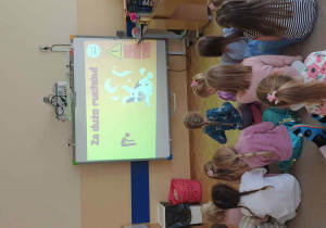 Dzieci oglądają film edukacyjny o psach