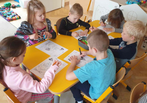 Grupa wykonuje karty pracy