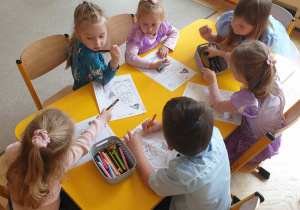 Dzieci kolorują obrazki zwiazane z psią lekcją