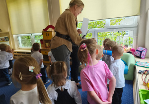 Nauczyciel rozdaje dyplomy