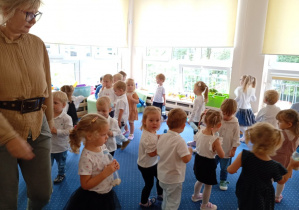 Dzieci tańczą w kółku