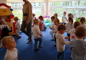 Dzieci tańczą razem w kółku