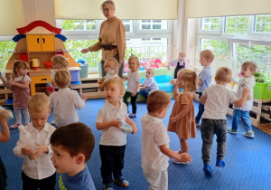 Zabawy grupy w okręgu