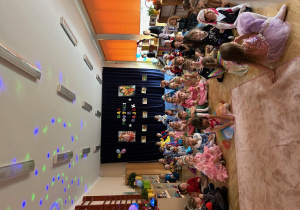 Dzieci bawią się na balu