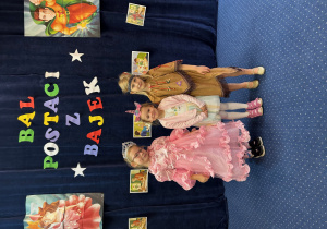 Dzieci w przebraniu bawią się na balu